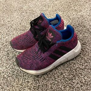 Adidas size 9kids runners in great condition!